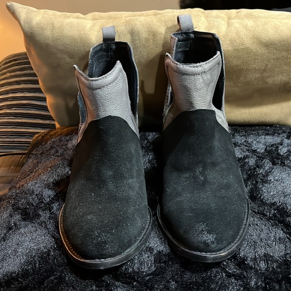 JOURNEE LEATHER COLOR BLOCK ANKLE BOOTS - Picture 3 of 6